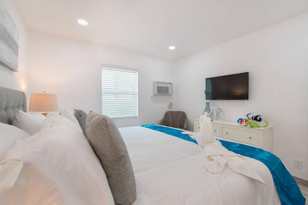 Modern apartment wking bed beach views