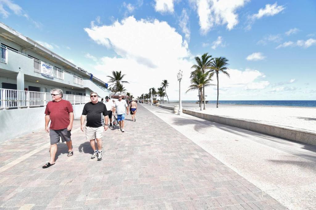 Modern apartment wking bed beach views