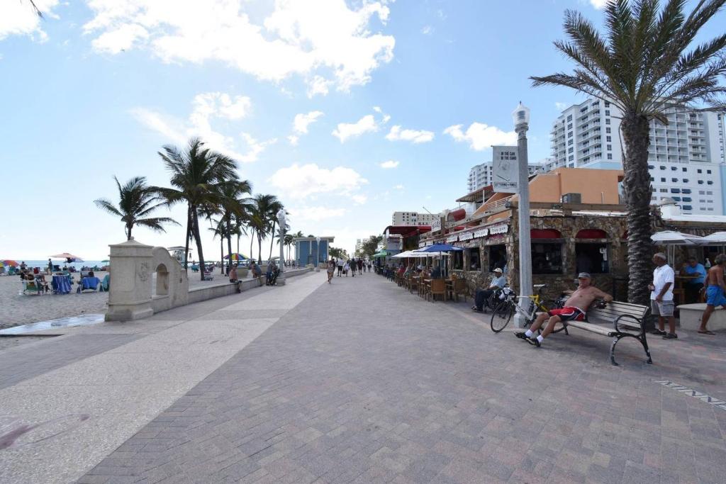 Modern apartment wking bed beach views
