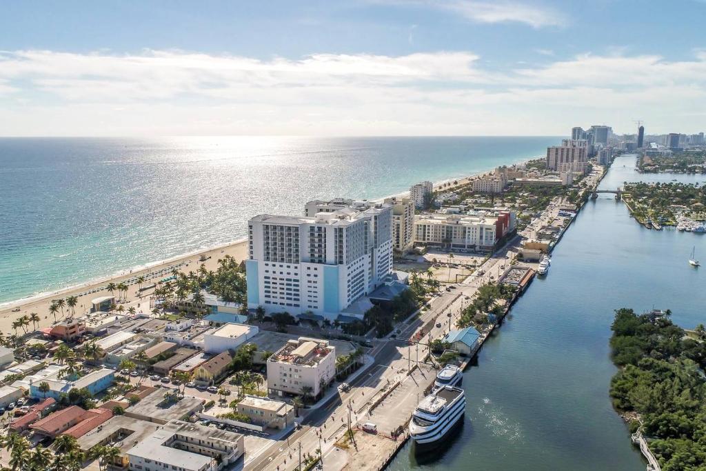 Modern apartment wking bed beach views