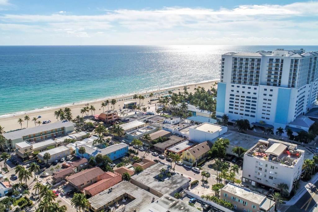 Modern apartment wking bed beach views