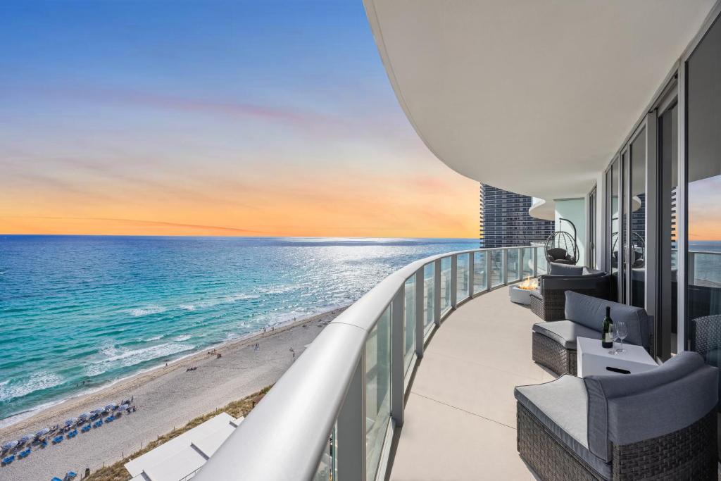 Ventur Beachfront Luxe Condo - Lyfe Beach Resort