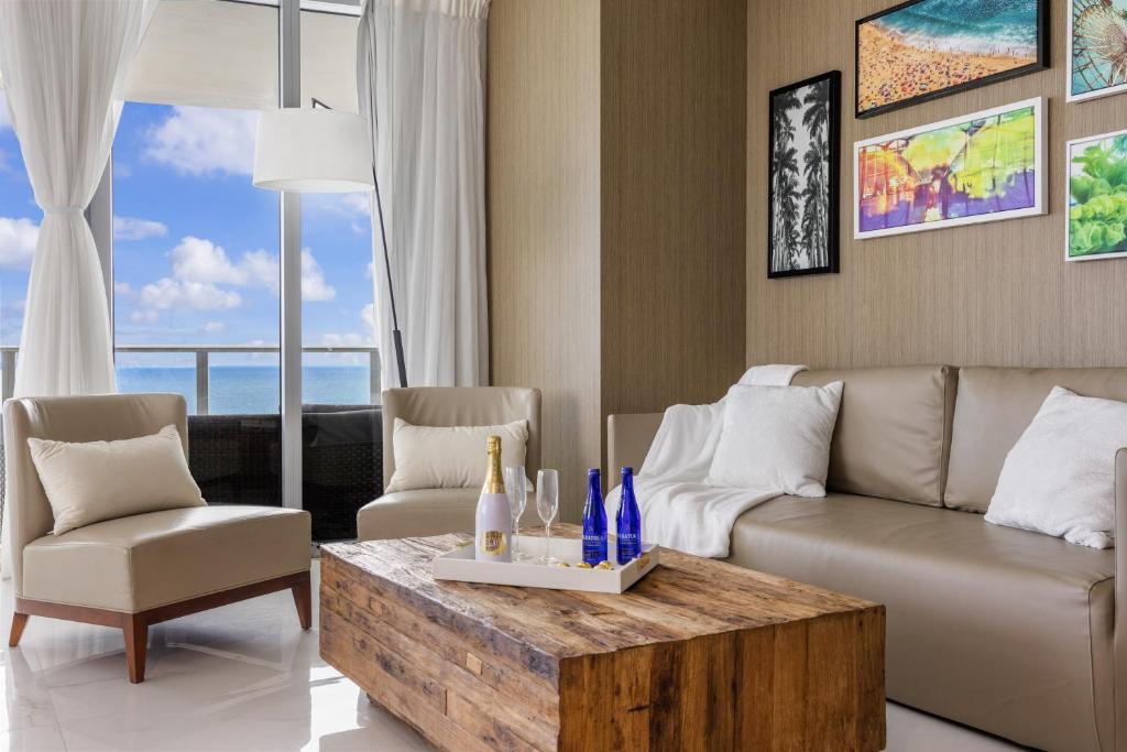 Ventur Beachfront Luxe Condo - Lyfe Beach Resort