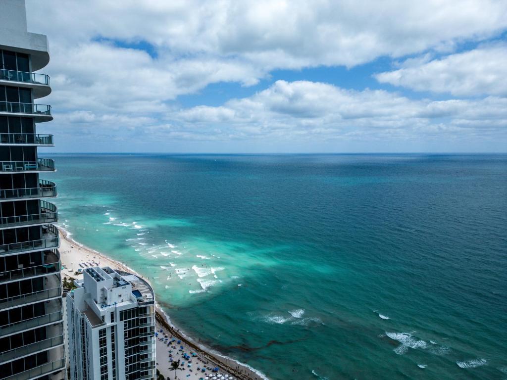 Ventur Luxe Condo - Oceanview - Gym, Beach Access