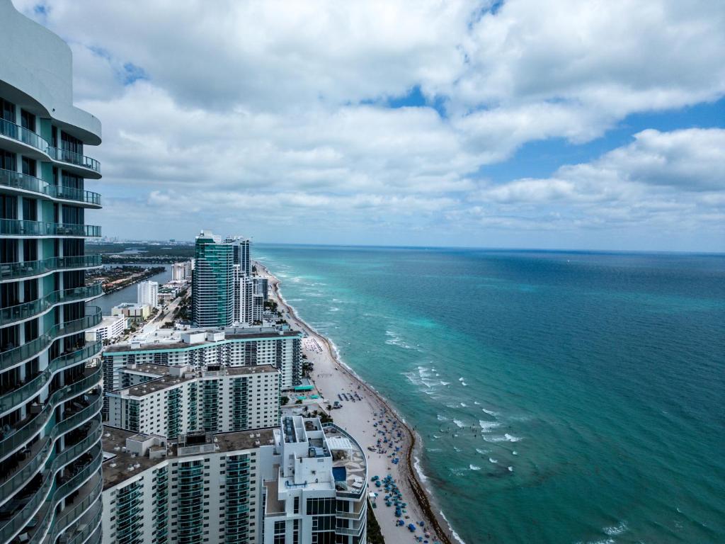 Ventur Luxe Condo - Oceanview - Gym, Beach Access