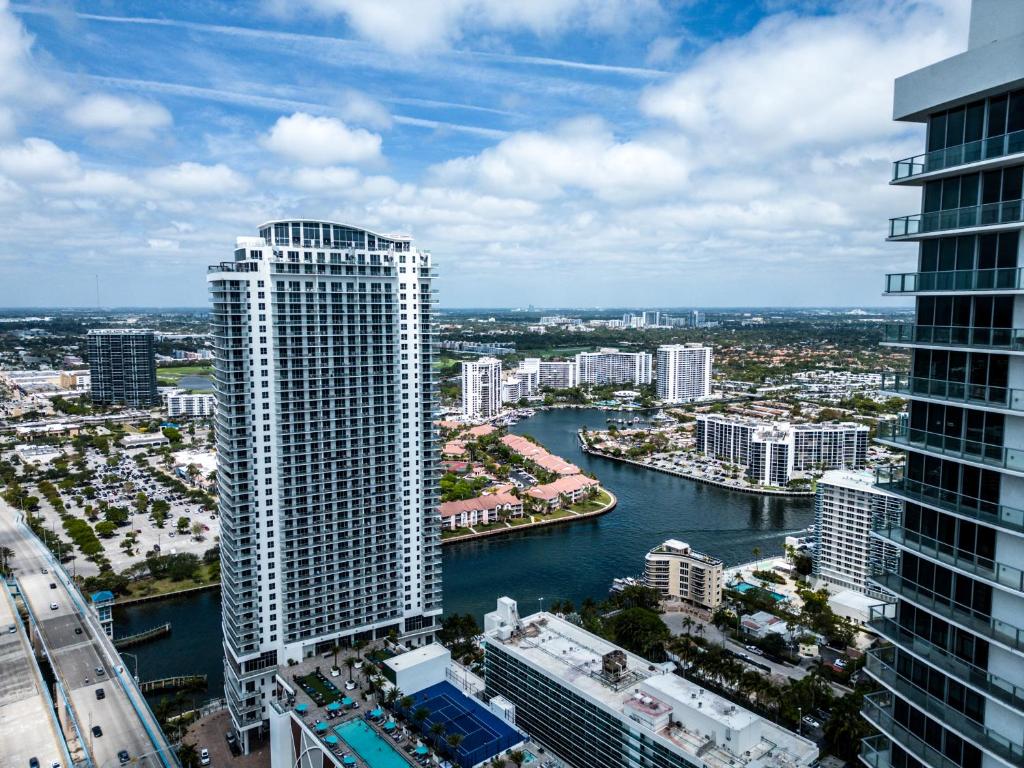 Ventur Luxe Condo - Oceanview - Gym, Beach Access