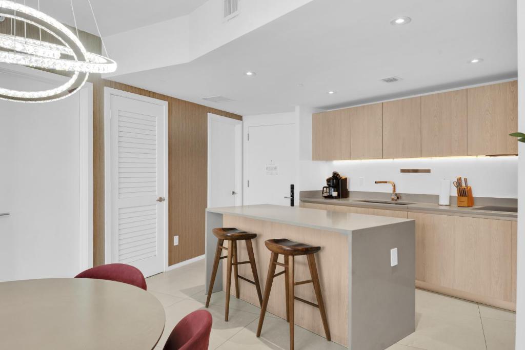 Ventur Luxe Condo - Oceanview - Gym, Beach Access